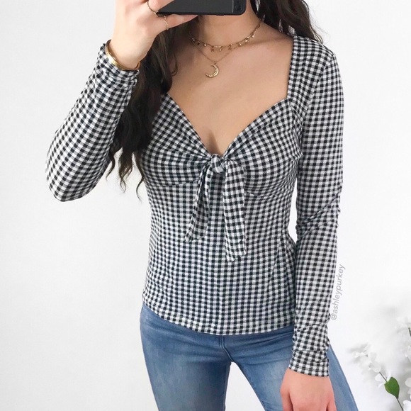 ❤️SALE❤️ Black and white gingham knot front top - Picture 2 of 3
